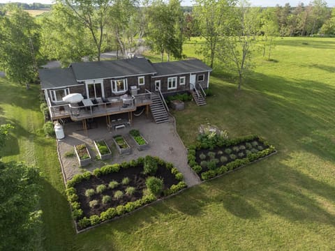 Hydrangea Hideaway - Architecturally Designed House in Greater Napanee