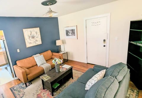 Cozy, Rustic Flat on Hambright's Alley! Cyclists Welcome! 1st Fl Unit A House in Cumberland