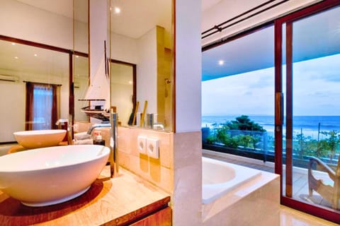 Bed, Bathroom, Sea view, Bath