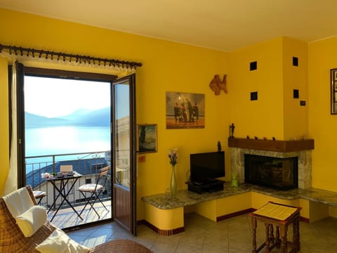 Casa Ludovica - Cozy apartment with panoramic lake & mountain views House in Canton of Grisons