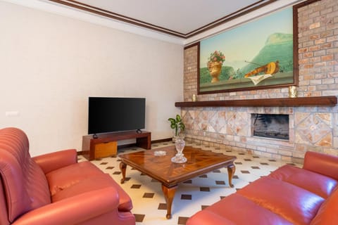 TV and multimedia, Living room, Seating area, Evening entertainment