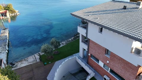 Property building, Day, Natural landscape, Bird's eye view, Lake view, River view