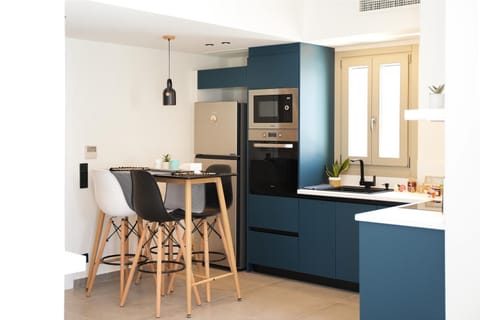 Kitchen or kitchenette, Dining area, microwave, oven, stove