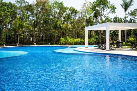 Pool view, Swimming pool, sunbed