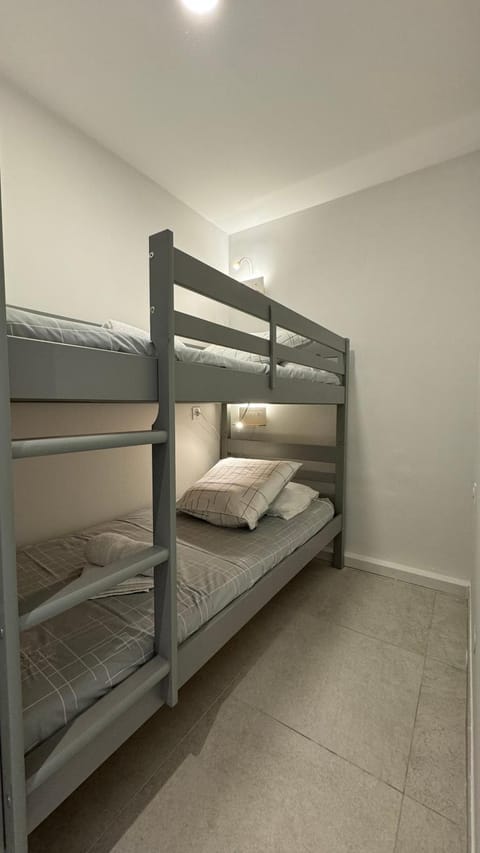 Bedroom, bunk bed