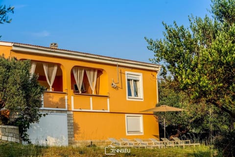 Property building, Day, Balcony/Terrace