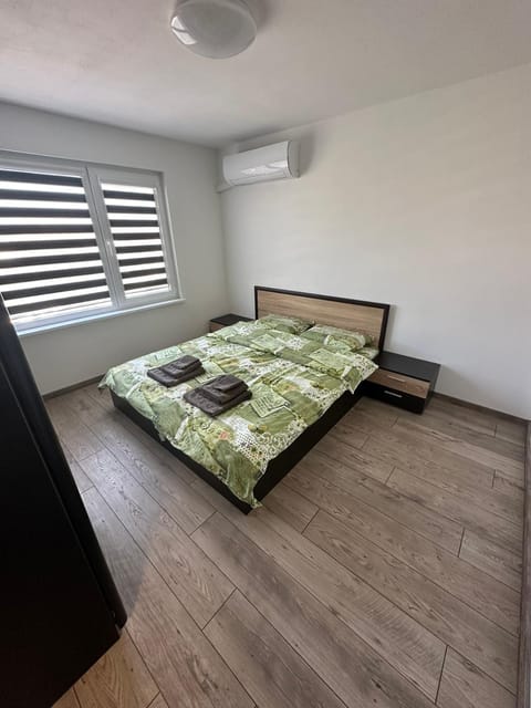 Bed, Photo of the whole room, Bedroom, air conditioner