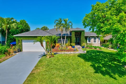 Privacy Pool Gulf Access and Luxury House in Bonita Springs