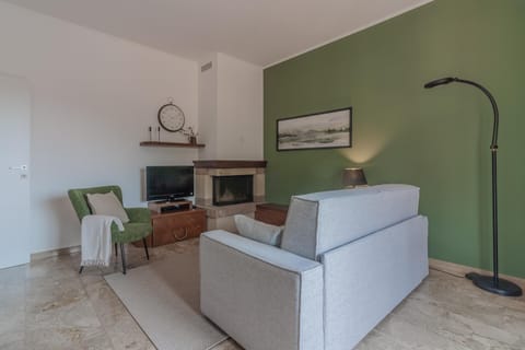Communal lounge/ TV room, TV and multimedia, Living room, Seating area, Evening entertainment, internet