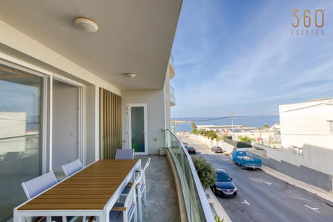 Property building, Patio, Day, Neighbourhood, Natural landscape, View (from property/room), Balcony/Terrace, Dining area, Sea view, Street view, Location, Parking