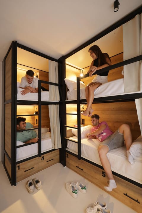 Bedroom, Guests, bunk bed