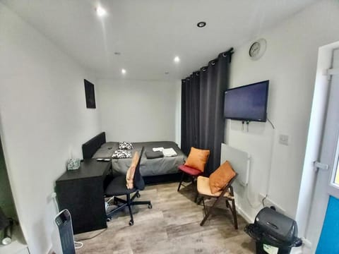 Communal lounge/ TV room, Bed, TV and multimedia, Photo of the whole room, Seating area, Evening entertainment, Bedroom, heating, towels, acessibility