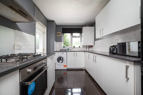 Kitchen or kitchenette, dishwasher, oven, toaster, washing machine