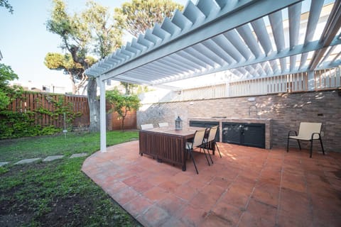 Patio, Garden, Dining area, Garden view