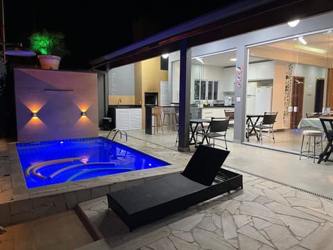 Night, Hot Tub, Dining area, Pool view, Swimming pool, sunbed