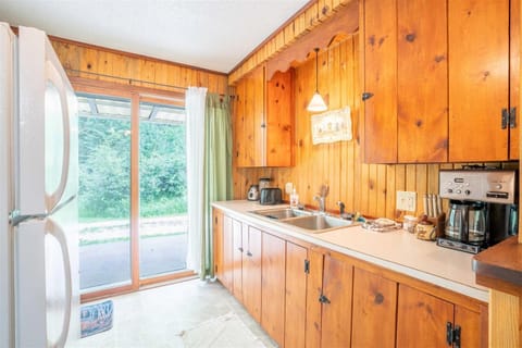 Rustic Roost Log Cabin House in West Pennington