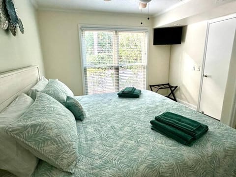 Cozy 1BD, 5 Mins to the Beach, Pet Friendly, No Stairs! Apartment in South Forest Beach