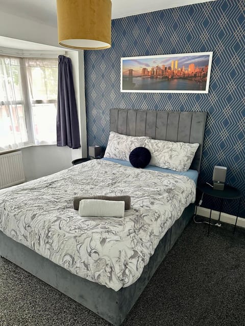 Cosy 3 bedroom House, Sleeps 7 people in Birmingham Apartment in Birmingham