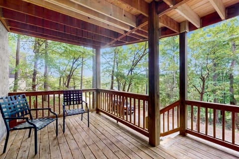 RelaxAwhile Cabins-HideAway Hollow Haus in Norris Lake