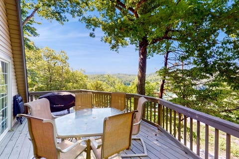 RelaxAwhile Cabins-GetAway Grove House in Norris Lake