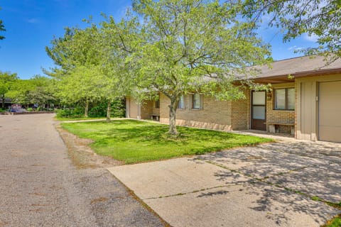 Cozy Meyers Lake Townhome Near Hall of Fame! House in Canton