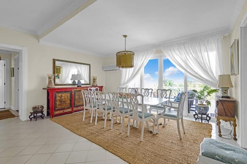 Wave Song - Stunning apartment on beach with pool Apartment in Nassau