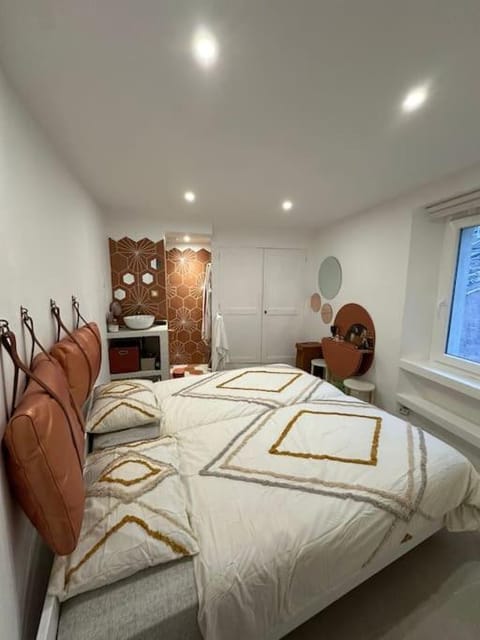 Bed, Photo of the whole room, Seating area, Bedroom