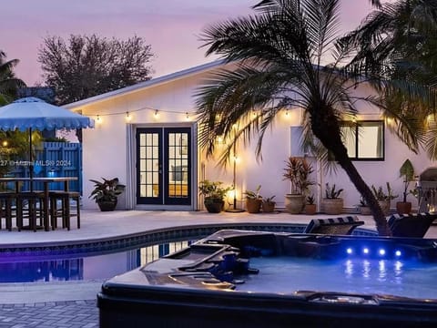 Oakland Oasis By Pmi House in Oakland Park