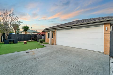 Lux 4 Bedroom in Auckland with Spa and Light Breakfast House in Auckland