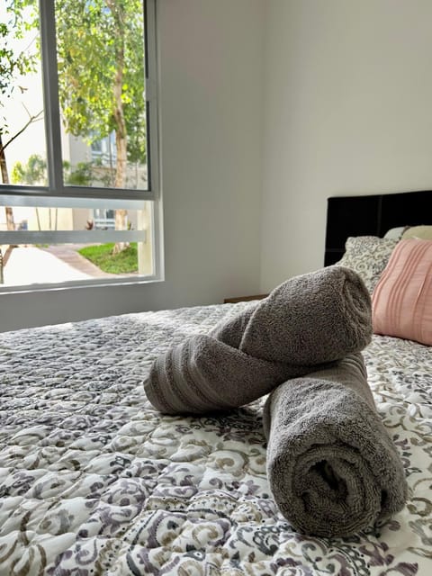 Bed, Photo of the whole room, Bedroom, towels