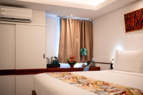 Bed, Food and drinks, Photo of the whole room, Seating area, Bedroom, air conditioner