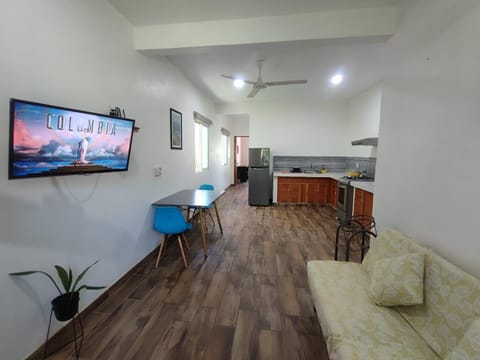 Communal lounge/ TV room, TV and multimedia, Kitchen or kitchenette, Living room, Seating area, Dining area