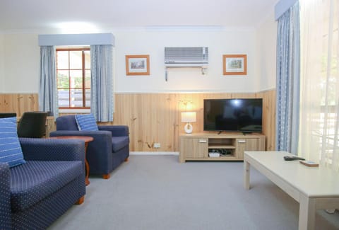 TV and multimedia, Living room, Seating area, heating, air conditioner