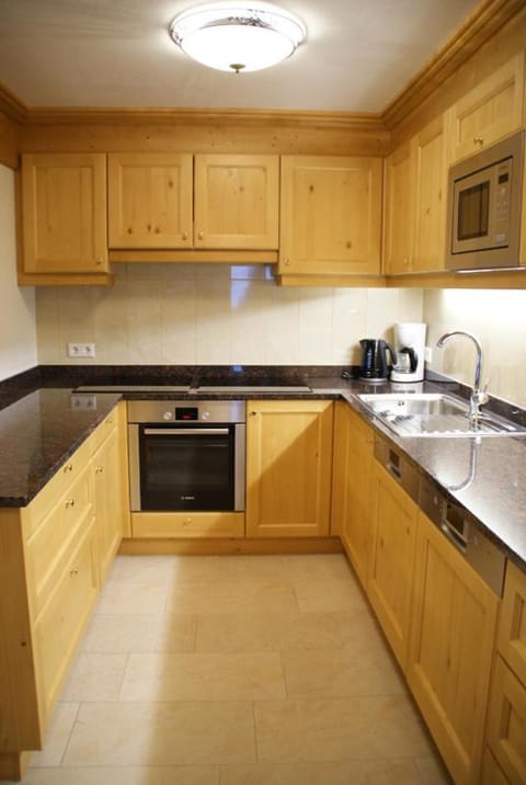 Kitchen or kitchenette, dishwasher, stove