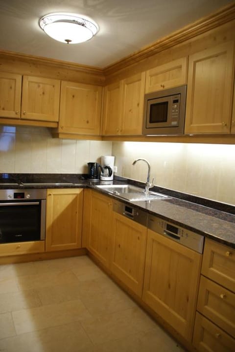 Kitchen or kitchenette, dishwasher, stove