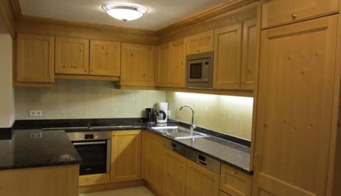 Kitchen or kitchenette, dishwasher, stove