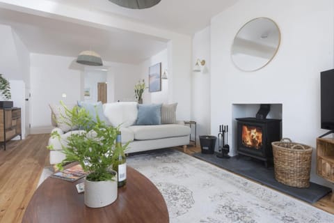 Property building, TV and multimedia, Living room, Seating area, fireplace