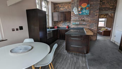 Kitchen or kitchenette, Dining area