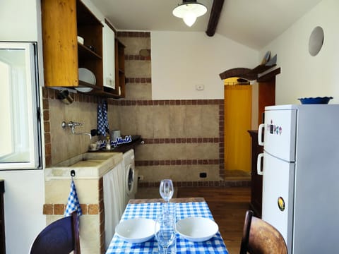 Kitchen or kitchenette, Dining area, stove