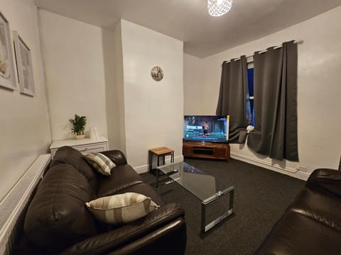 Convenient 3 bed, Pr1 near Uclan n Train station House in Preston