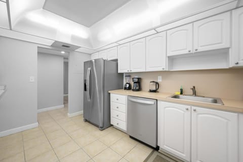 Coffee/tea facilities, Kitchen or kitchenette, dishwasher, oven, stove, toaster