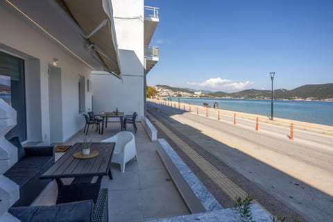 Patio, View (from property/room), Balcony/Terrace, Living room, Dining area, Beach, Sea view