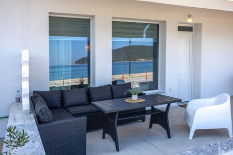 Patio, Natural landscape, View (from property/room), Balcony/Terrace, Seating area, Sea view