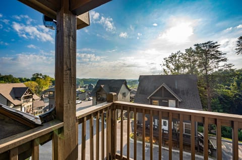 Near Dollywood With Hot Tub, Game Room Home Theater House in Sevierville