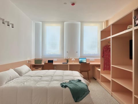 Bed, Photo of the whole room, Seating area, Bedroom, wardrobe