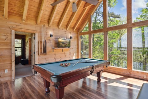 Amazing View Lodge, Your Ultimate 5-Bedroom Cabin Retreat in Sky Harbor Resort House in Gatlinburg