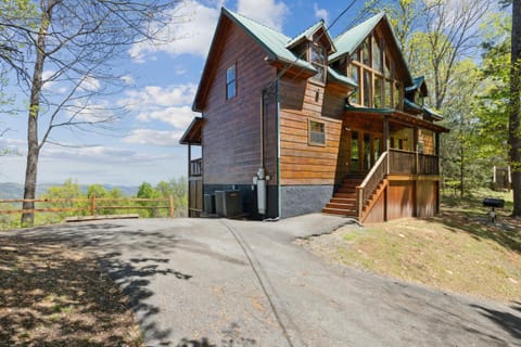 Amazing View Lodge, Your Ultimate 5-Bedroom Cabin Retreat in Sky Harbor Resort House in Gatlinburg