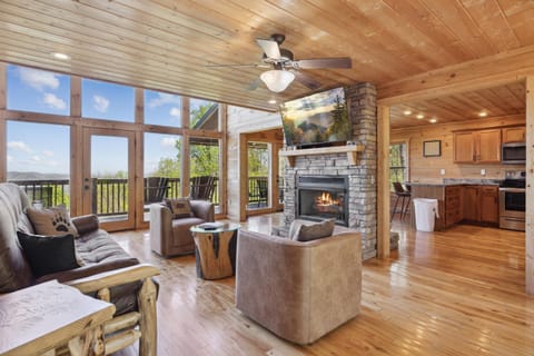 Amazing View Lodge, Your Ultimate 5-Bedroom Cabin Retreat in Sky Harbor Resort House in Gatlinburg