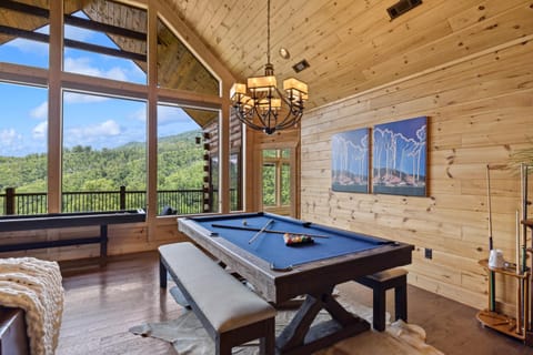 Take Me Down to "Bearadise City", a Luxurious 4 BR Cabin Nestled in the Cobbly Knob Resort! House in Pittman Center