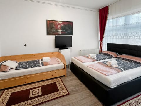 Bed, TV and multimedia, Photo of the whole room, Bedroom, towels